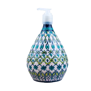 Dispensador de jabón de cerámica artesanal con bomba, de forma redondeada, decorado con patrones geométricos y florales en tonos azul, verde y amarillo sobre fondo claro.