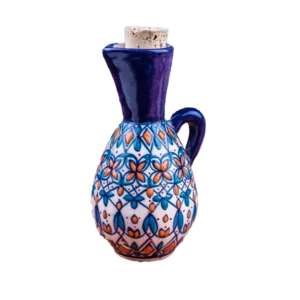 Botella de cerámica artesanal con asa y tapón de corcho, decorada con motivos florales y geométricos en tonos azul y naranja sobre fondo claro.