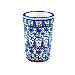 Vaso de cerámica artesanal de forma cilíndrica, decorado con patrones geométricos y florales en tonos azul, verde y amarillo sobre fondo claro.