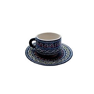 Taza de cerámica artesanal con platillo, decorada con patrones geométricos y florales en tonos azul, rojo y blanco.