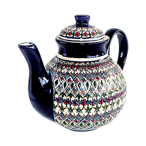 Tetera de cerámica artesanal con asa y pico, decorada con patrones geométricos y florales en tonos azul, rojo y verde sobre fondo claro.