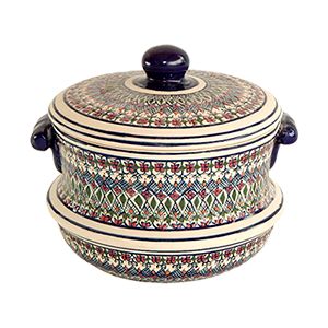 Cazuela de cerámica artesanal con tapa y asas laterales, decorada con patrones geométricos y florales en tonos azul, verde y rojo sobre fondo claro.