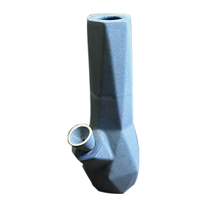 Bong de cerámica con acabado mate gris, diseño geométrico/minimalista, cámara vertical alta, boquilla superior y cazoleta lateral integrada. Estética contemporánea, limpia y escultórica, pensado tanto como pieza funcional como decorativa.